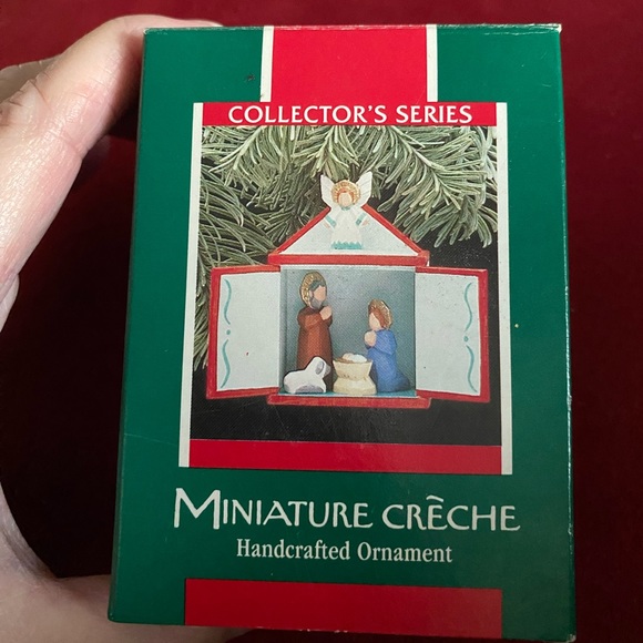 LIKE NEW rare Hallmark Collector’s Series Miniature Crèche handcrafted ornament - Picture 4 of 6